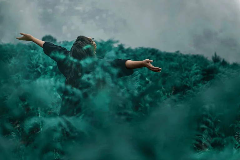 Vrouw met armen open in natuur